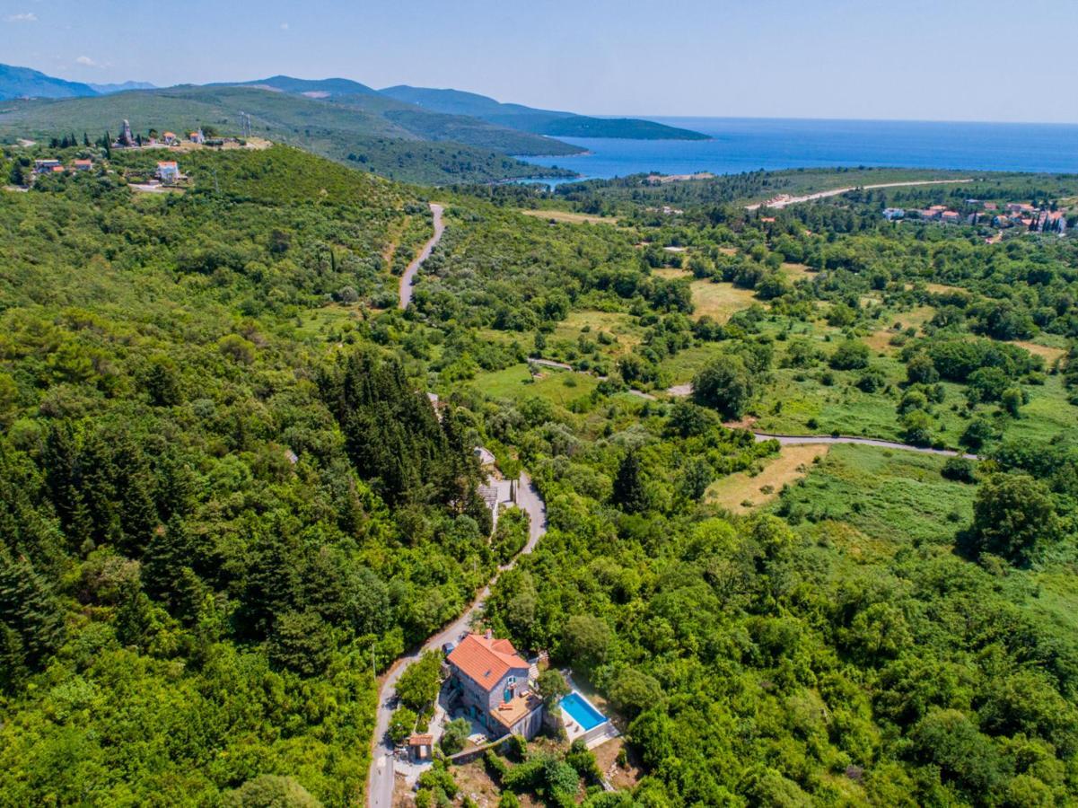 Villa Toscana With A Pool 티바트 외부 사진