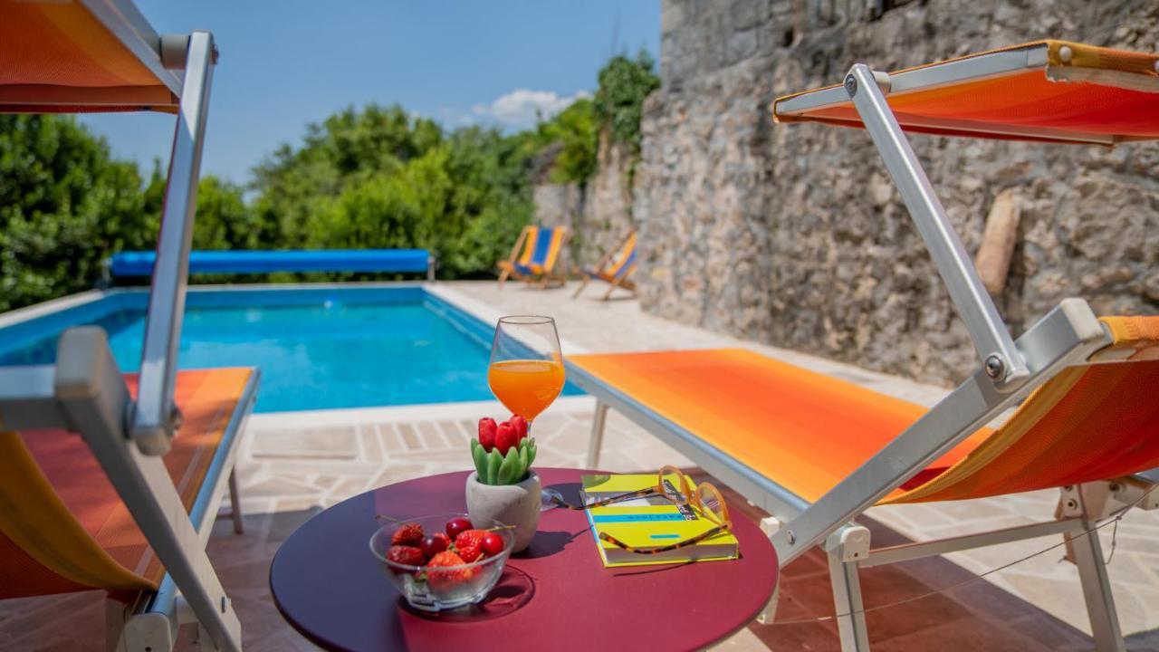Villa Toscana With A Pool 티바트 외부 사진