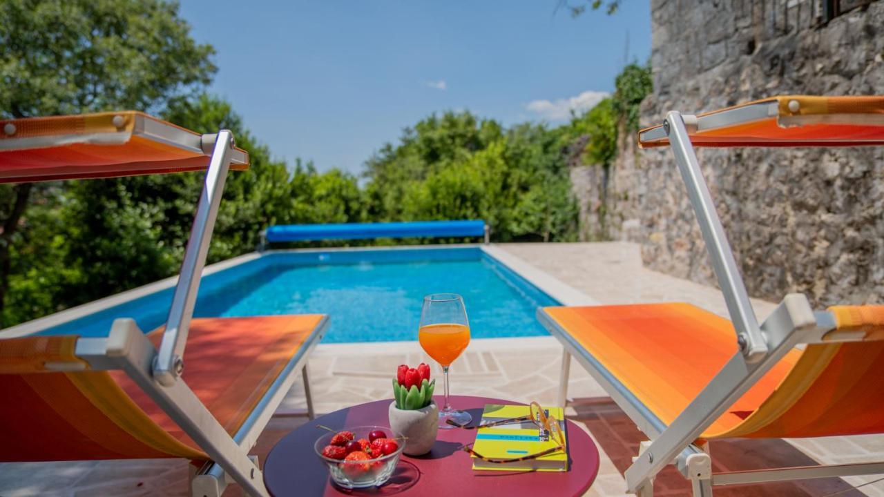 Villa Toscana With A Pool 티바트 외부 사진