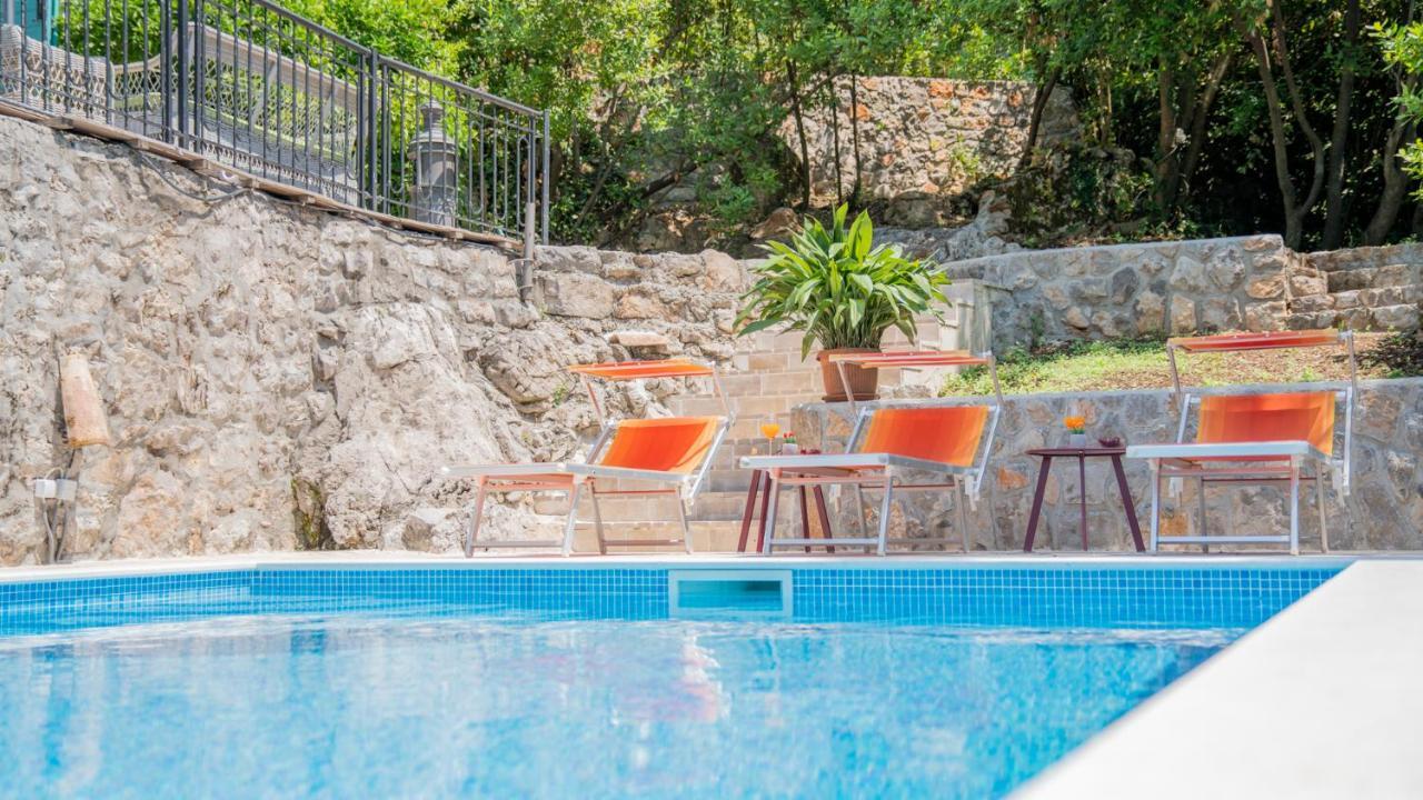 Villa Toscana With A Pool 티바트 외부 사진